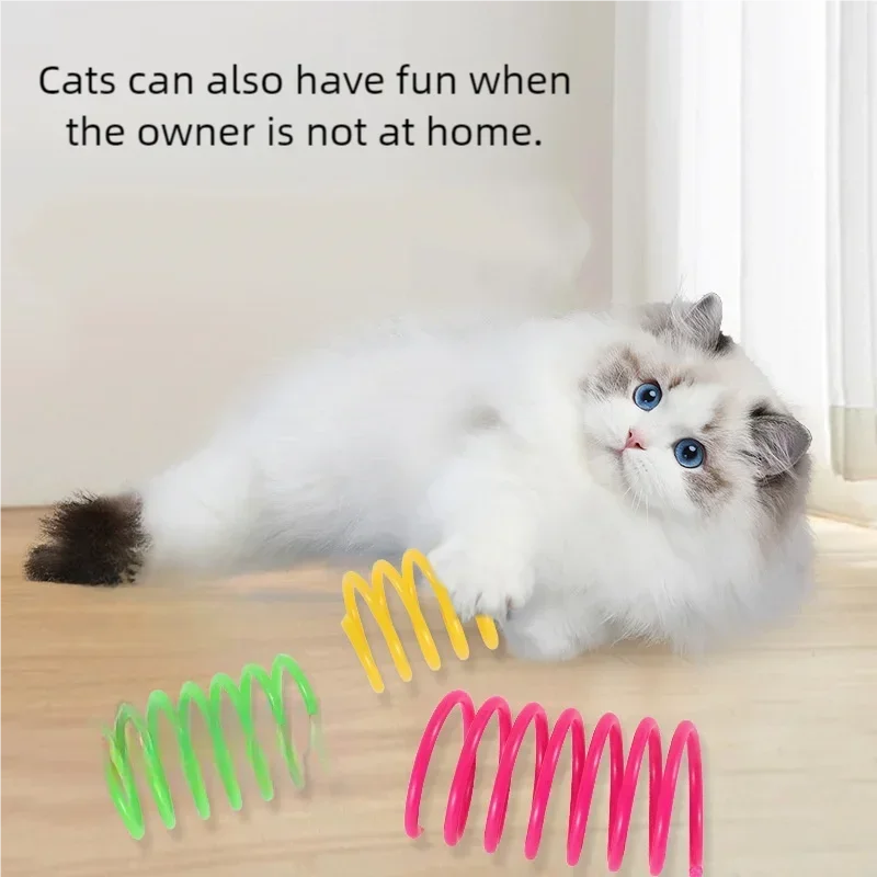 Resorte colorido para gatitos visto de cerca