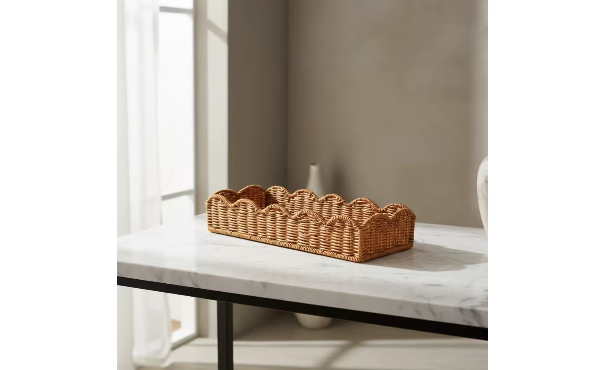 Cesta rectangular festoneada con toalla y detalles decorativos