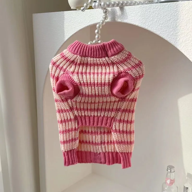Detalle del tejido y costuras del suéter