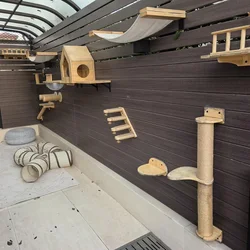 Rascador mural para gatos con plataformas de madera y poste de sisal