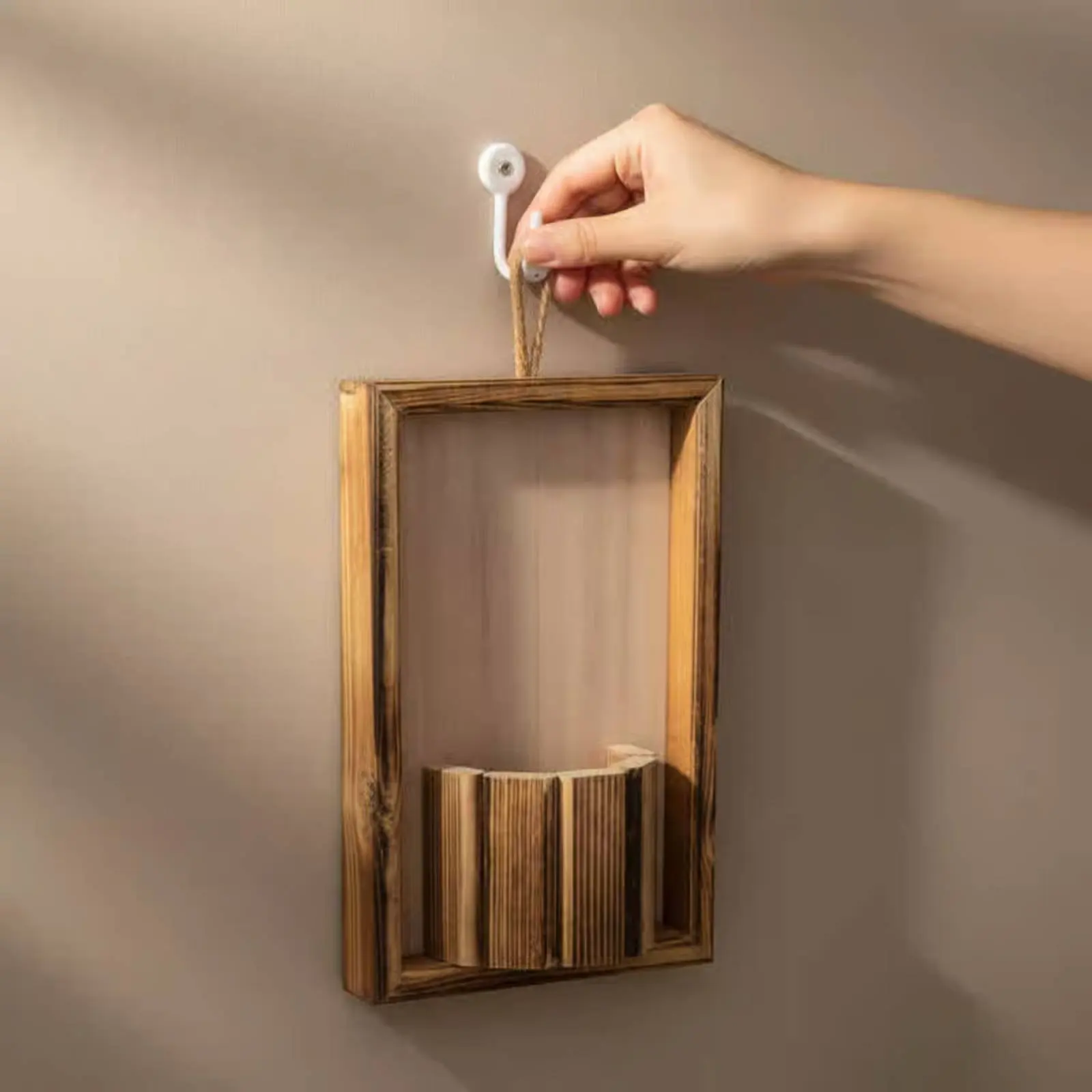 Maceta de pared con forma de casa en madera artesanal, rústica