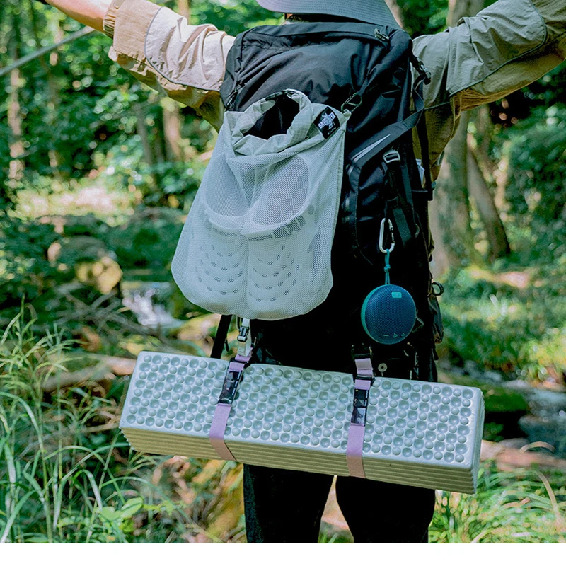 Detalle de bolsa de zapatos desmontable con ventilación