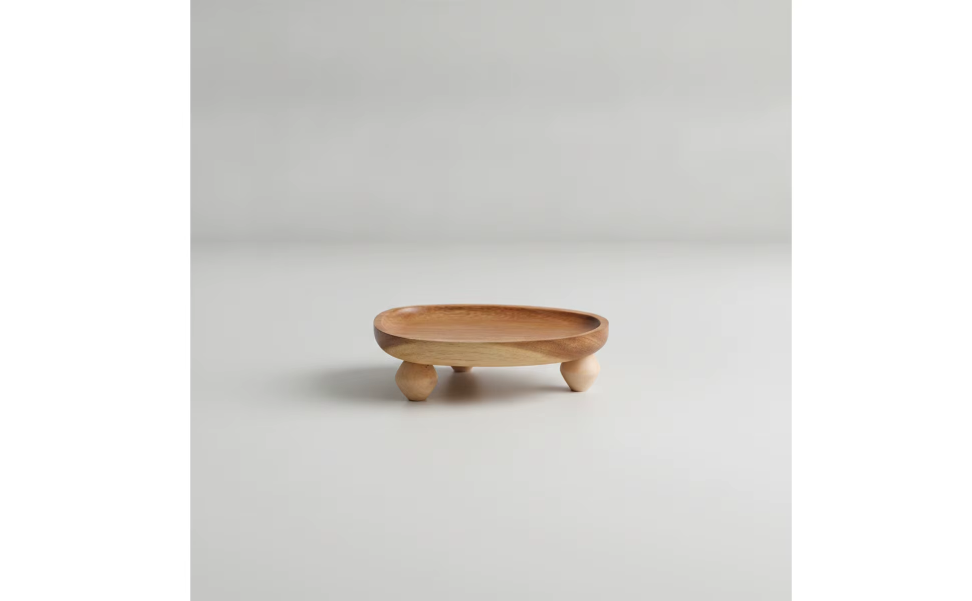 Detalle de las patas de madera de la bandeja elevada