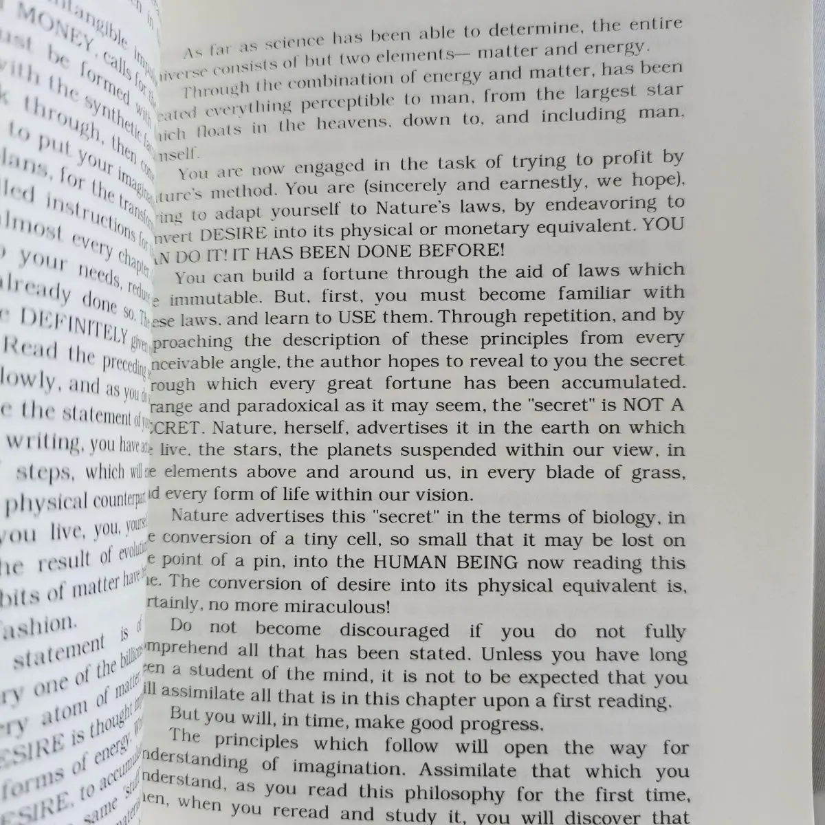 Libro abierto para lectura y reflexión