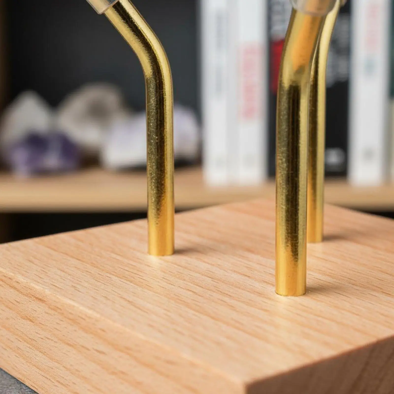 Exhibidor de Cristal 3 Puntas con Base Madera y Metálico - imagen 3
