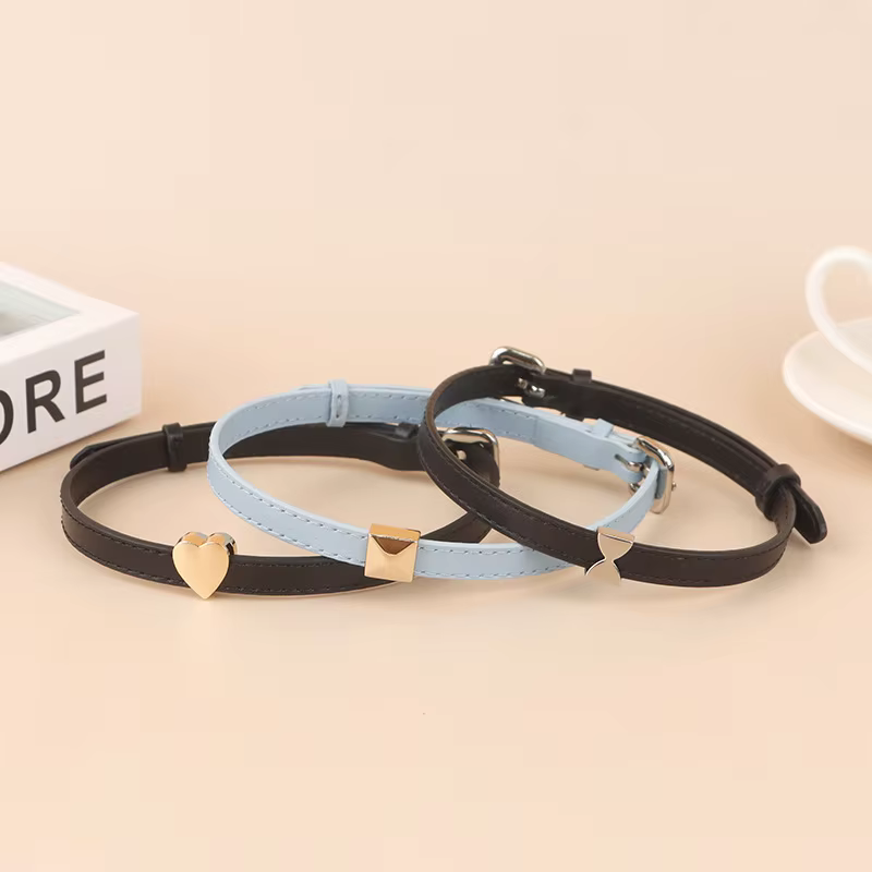 Collar de cuero para gato ajustable, suave, con dijes metálicos - imagen 5