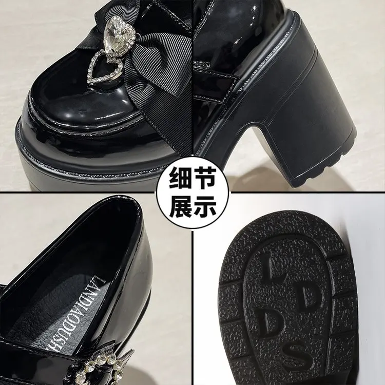 Vista lateral de zapatos Mary Jane punk Lolita