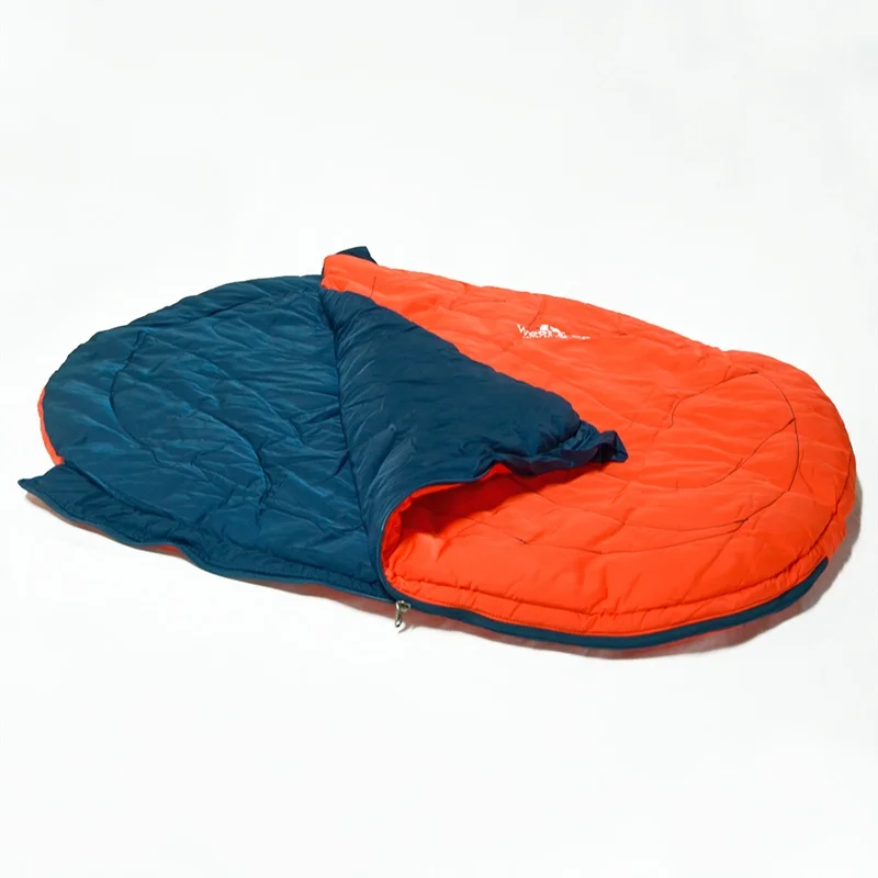 Saco de dormir azul enrollado y compacto