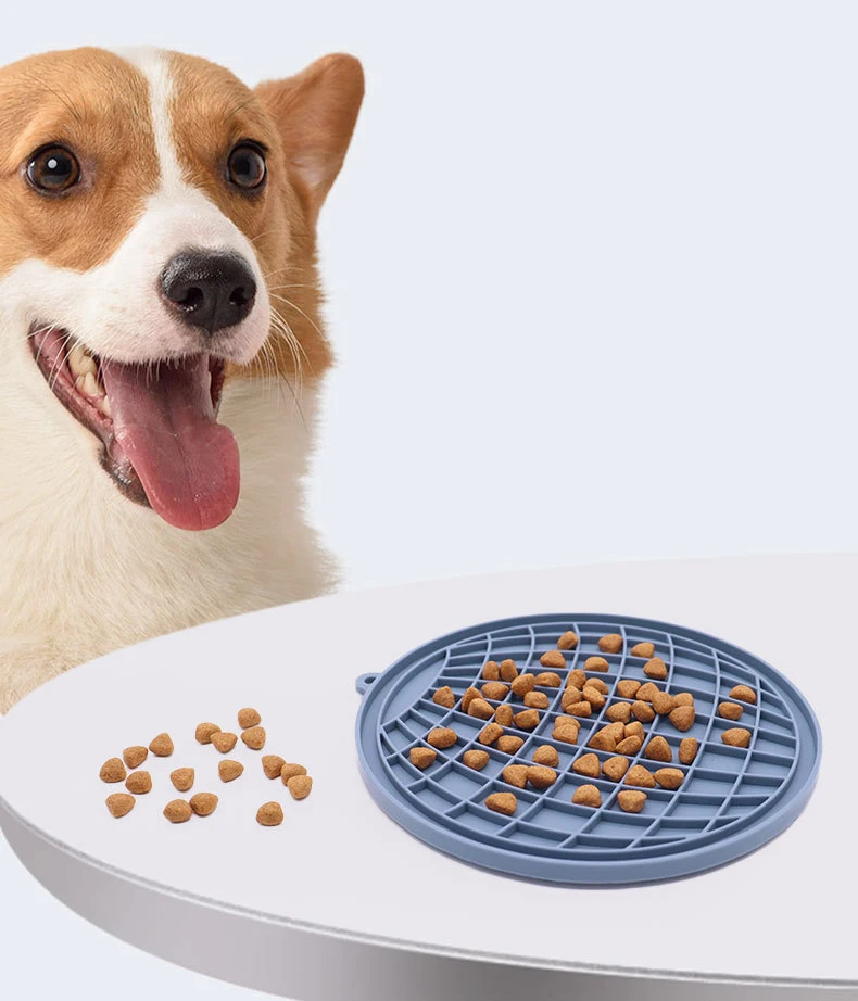 Perro usando la alfombrilla de alimentación lenta