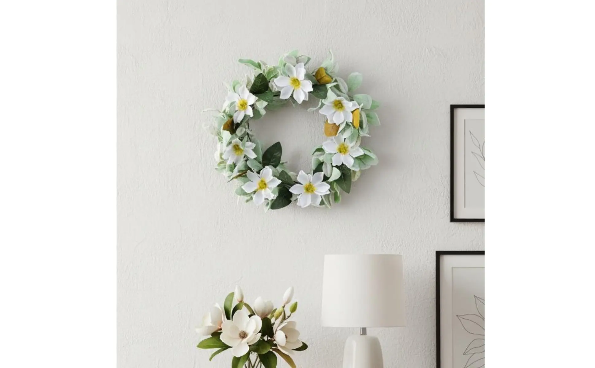 Detalle de flores blancas realistas en la guirnalda