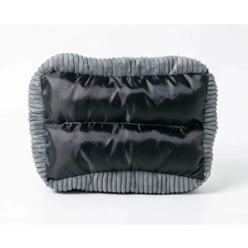 Cama de perro de felpa de pana gris vista frontal