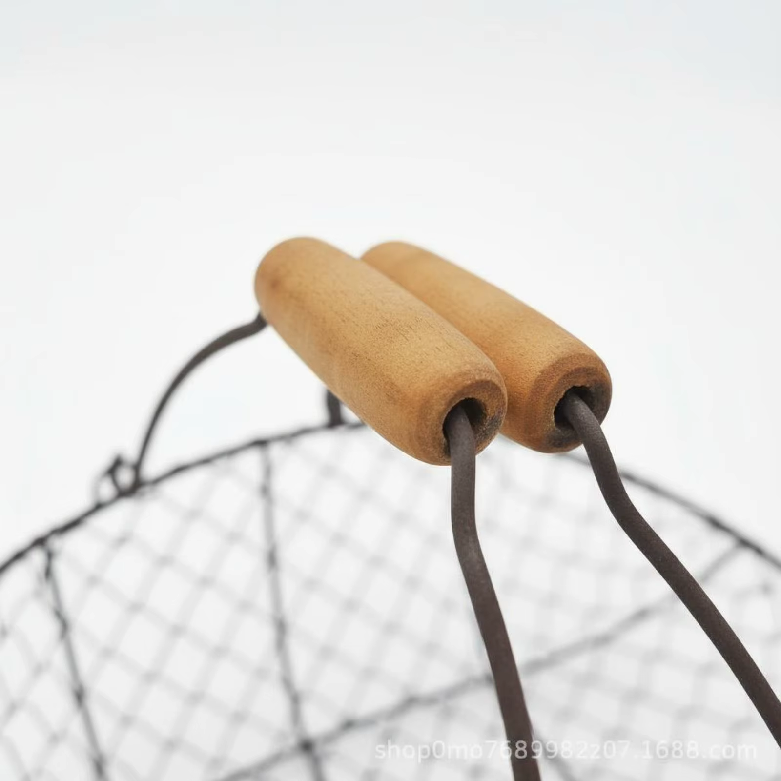 Cesta de malla metálica portátil con asas de madera para pájaros - imagen 3
