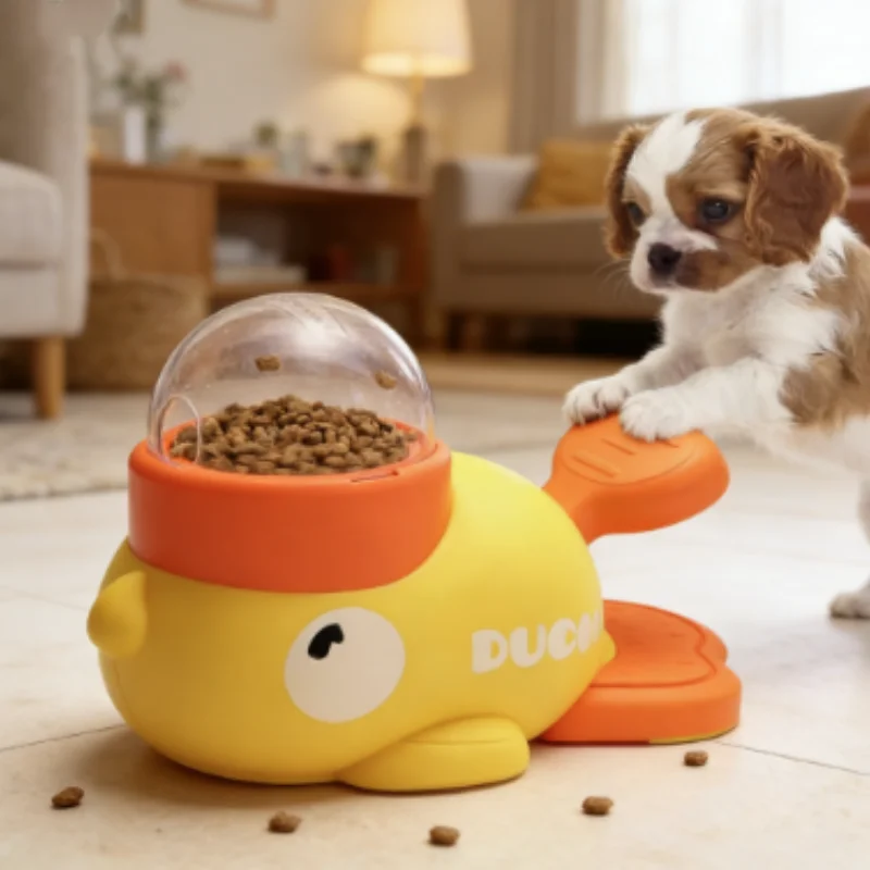 Detalle del dispensador interactivo de golosinas para gatos con forma de pato amarillo