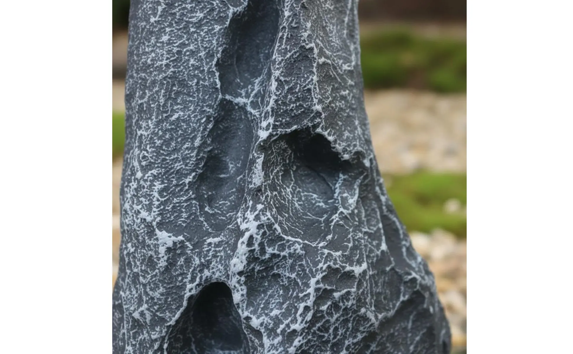 Piedra de fibra de vidrio con textura realista en jardín