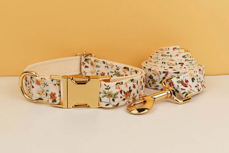 Collar con lazo de flores decorativo