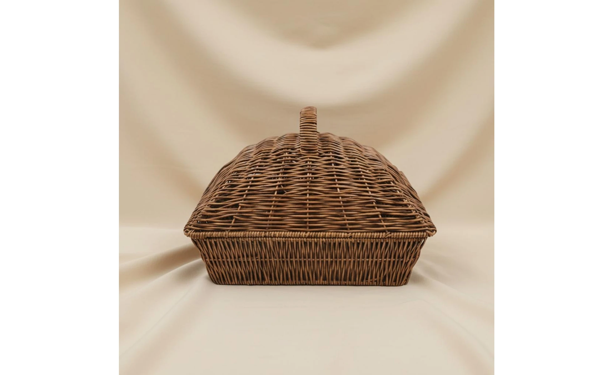 Caja de mimbre tejida a mano con acabado natural