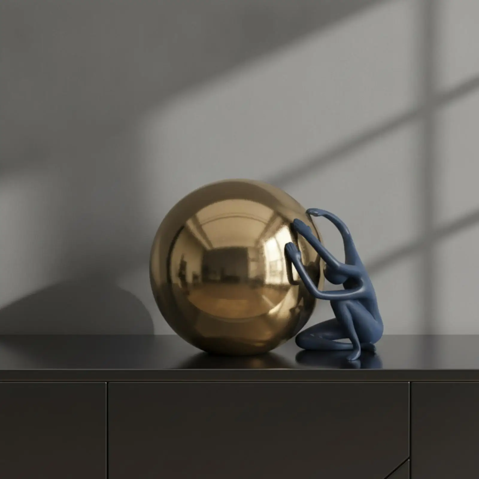 Escultura minimalista en ambiente comercial