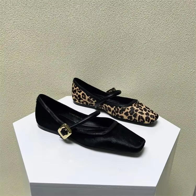Zapatos de leopardo en uso lateral