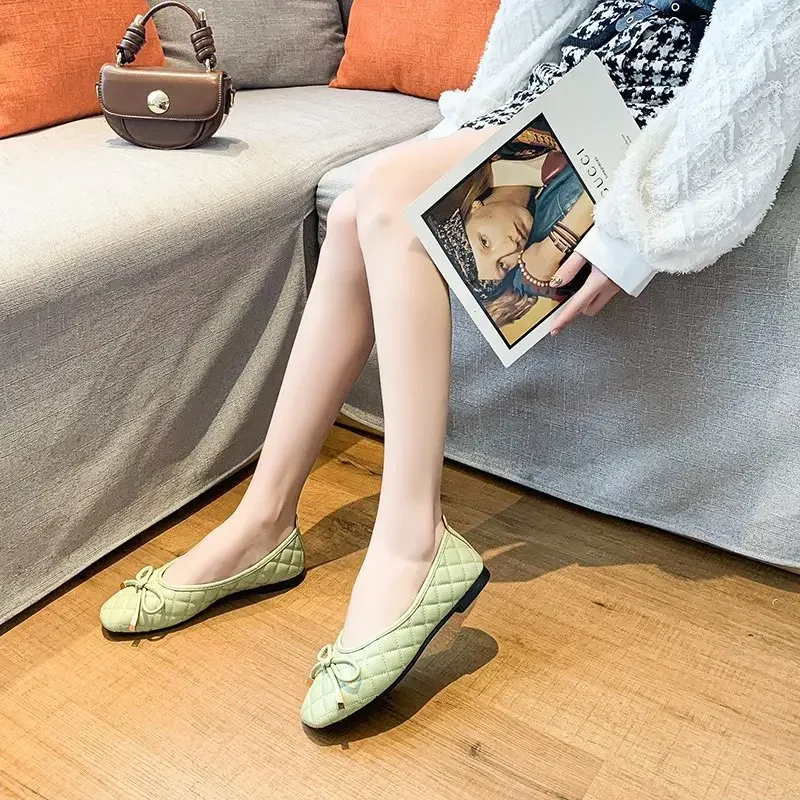 Detalle lateral del mocasín mostrando la estructura de la puntera