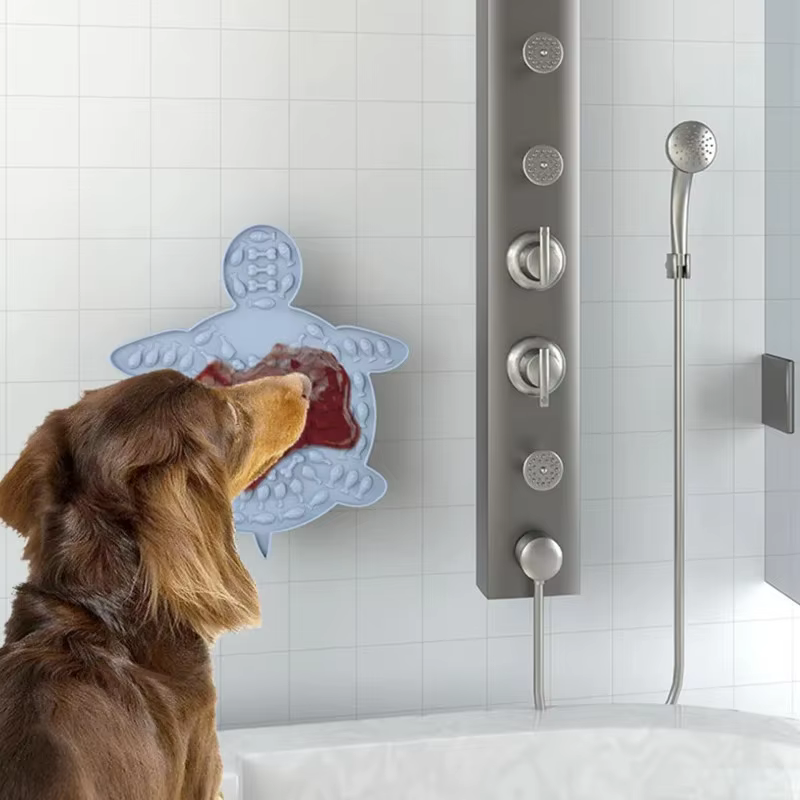 Comedero de silicona para perros en uso durante el baño