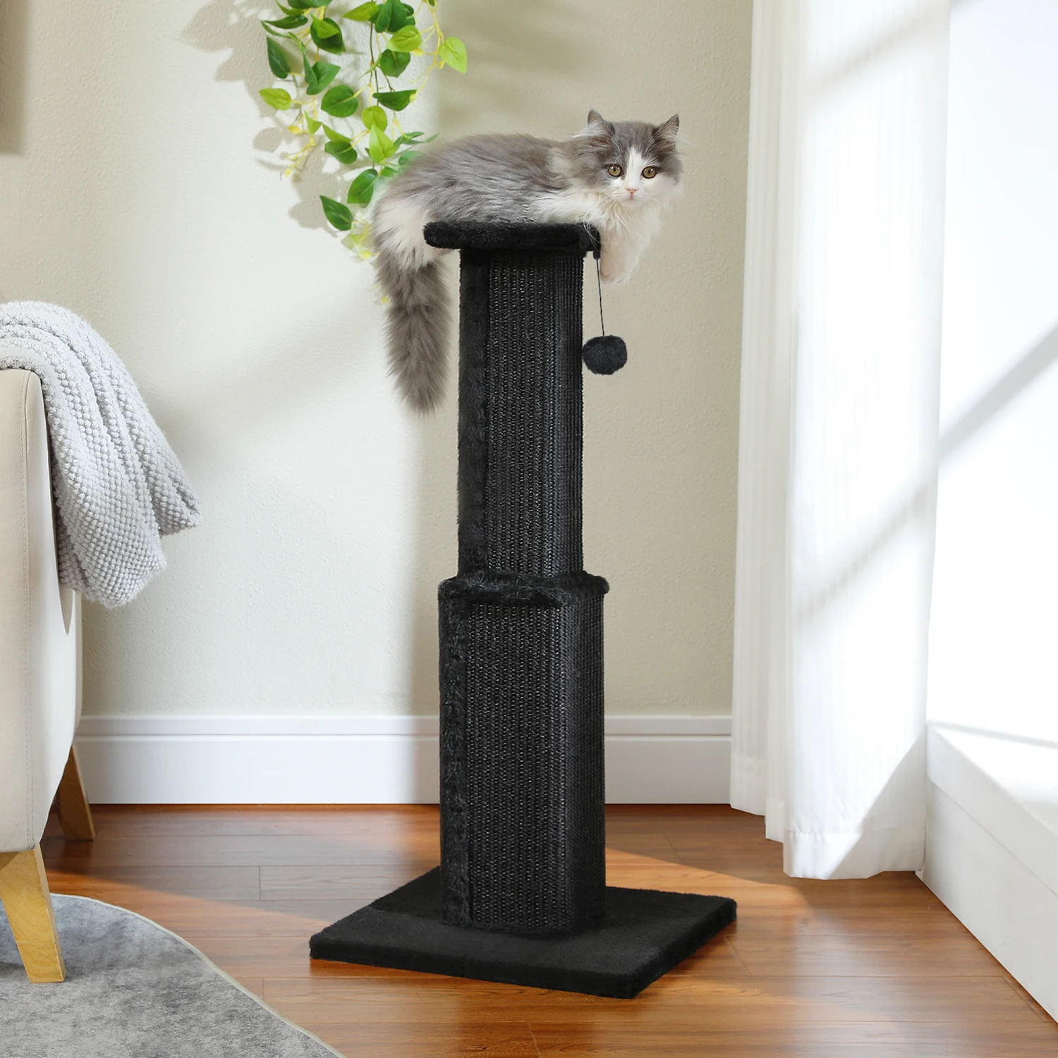Vista lateral del rascador para gatos de varios niveles con bola colgante