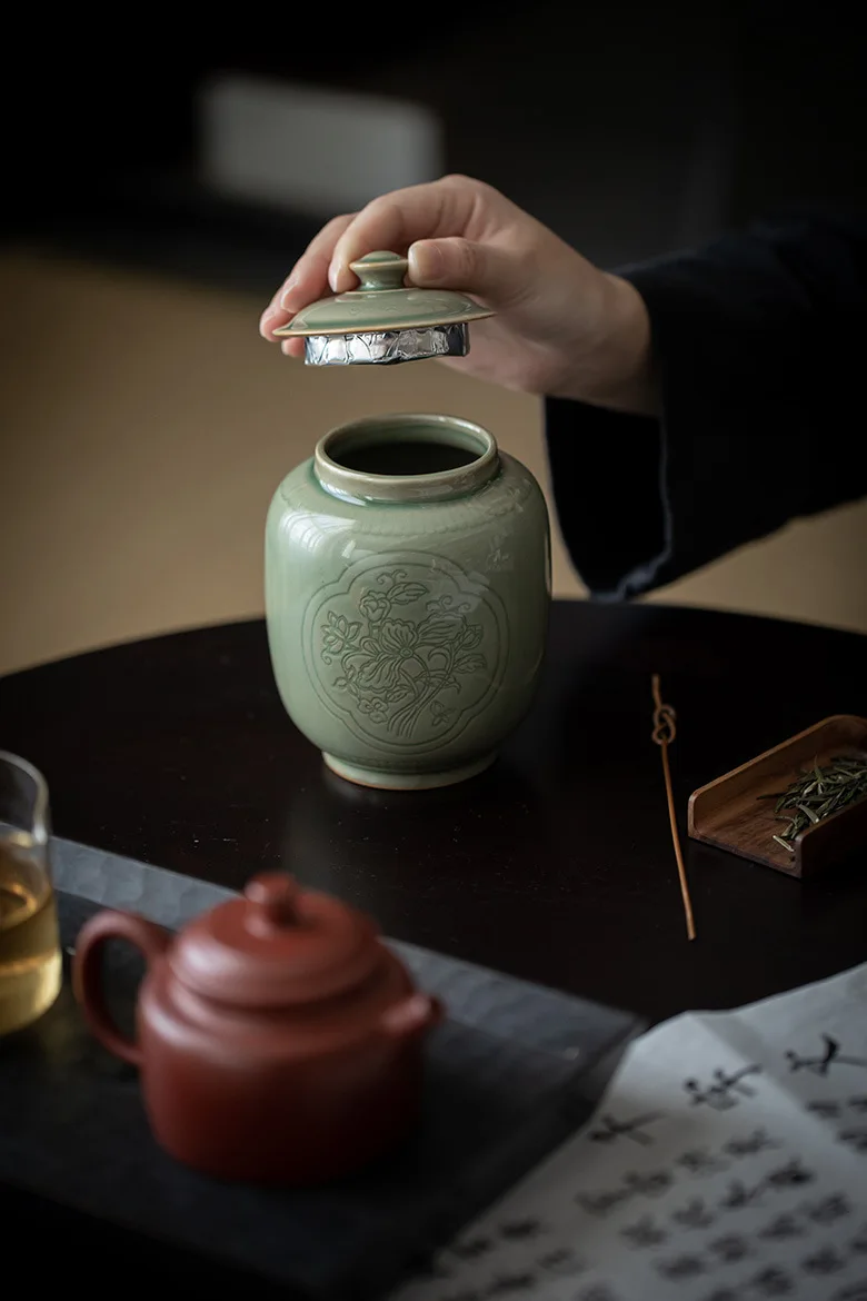 Imagen de la urna junto a una foto de mascota y una vela encendida