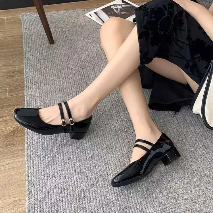 Detalle del acabado en charol de los zapatos