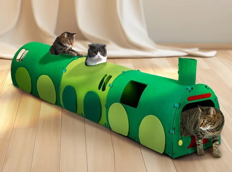 Gato dentro del túnel de fieltro