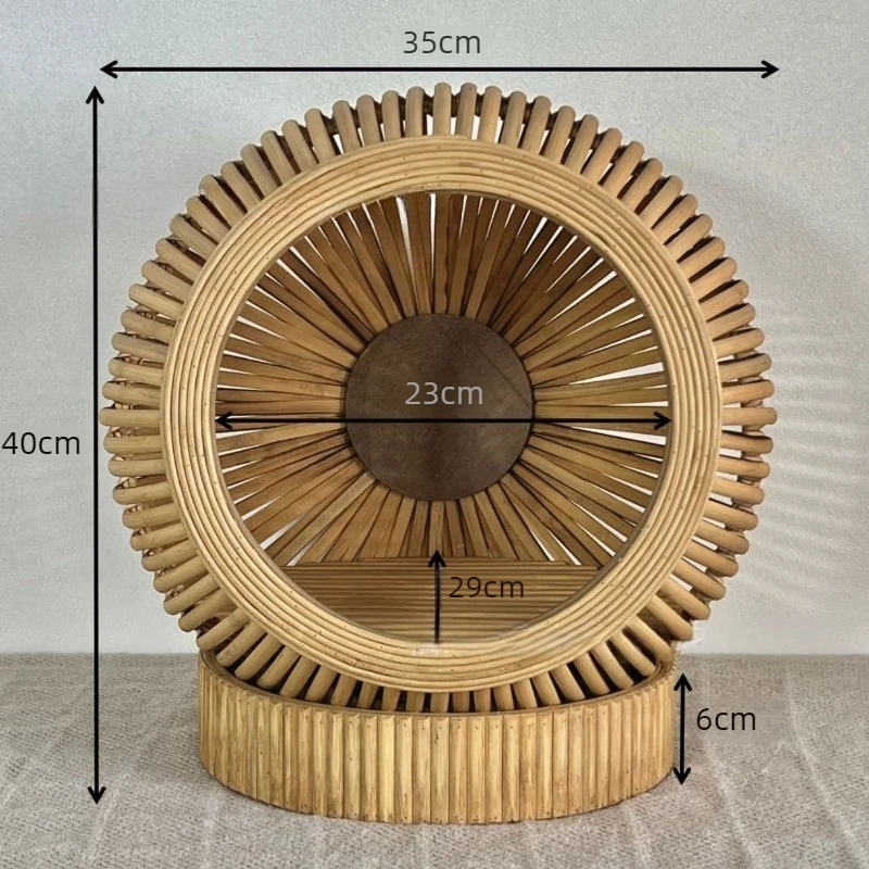 Cama de ratán en entorno hogareño para gatos