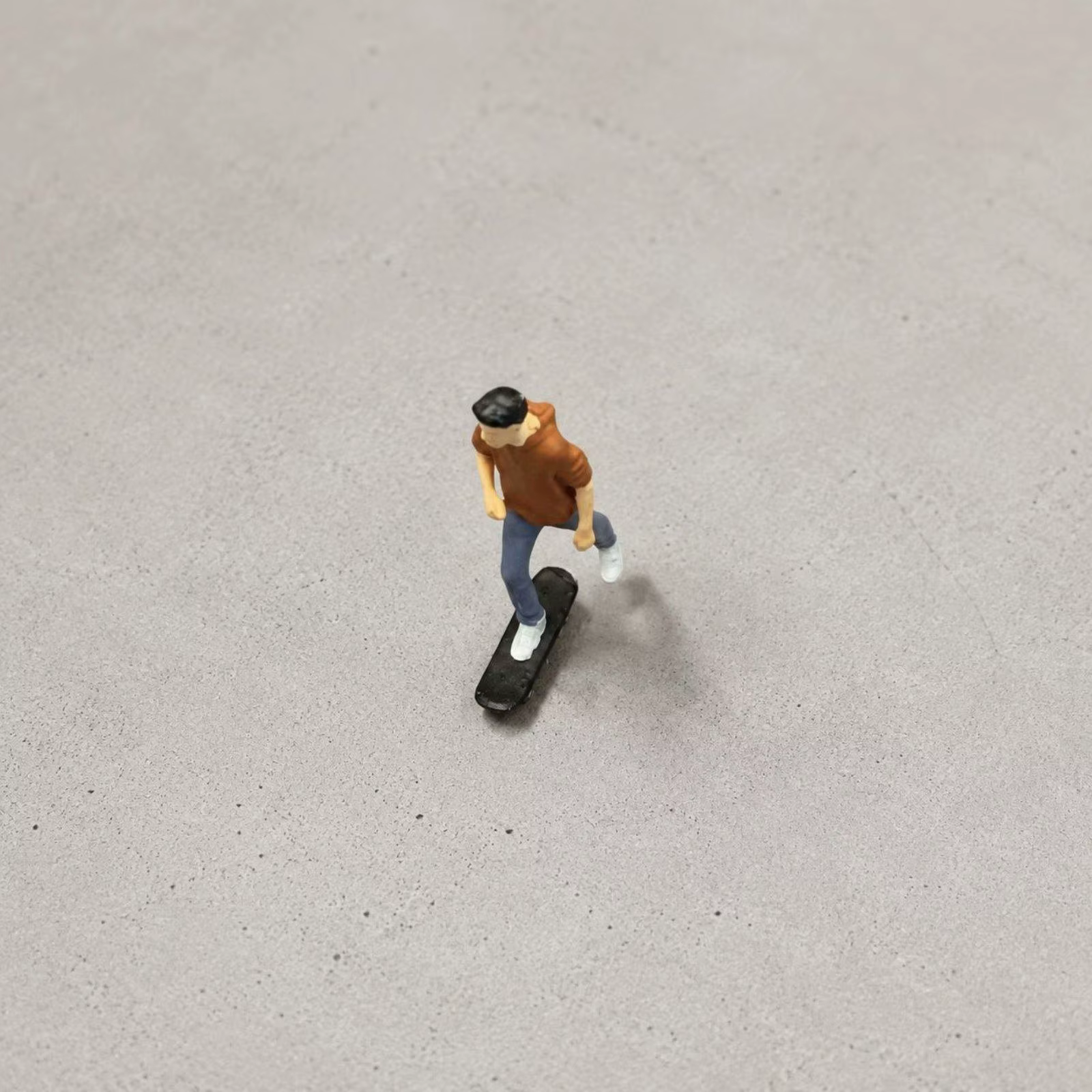 Figura Decorativa de Skater en Resina para Maquetas – Personaje Urbano Pintado a Mano - imagen 4