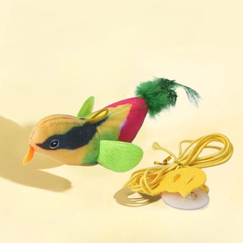 Detalle del pájaro de felpa con plumas