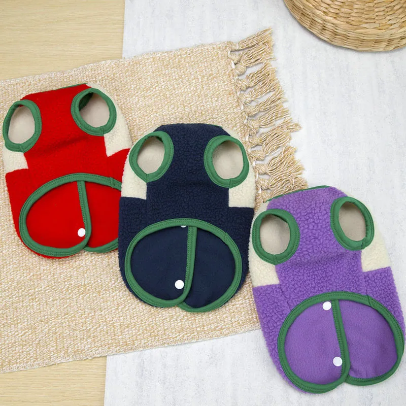 Chaleco de lana rojo para perro pequeño en primer plano