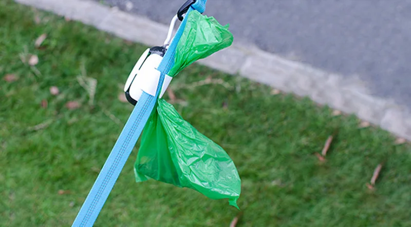 Dispensador de bolsas de basura para perros en varios colores
