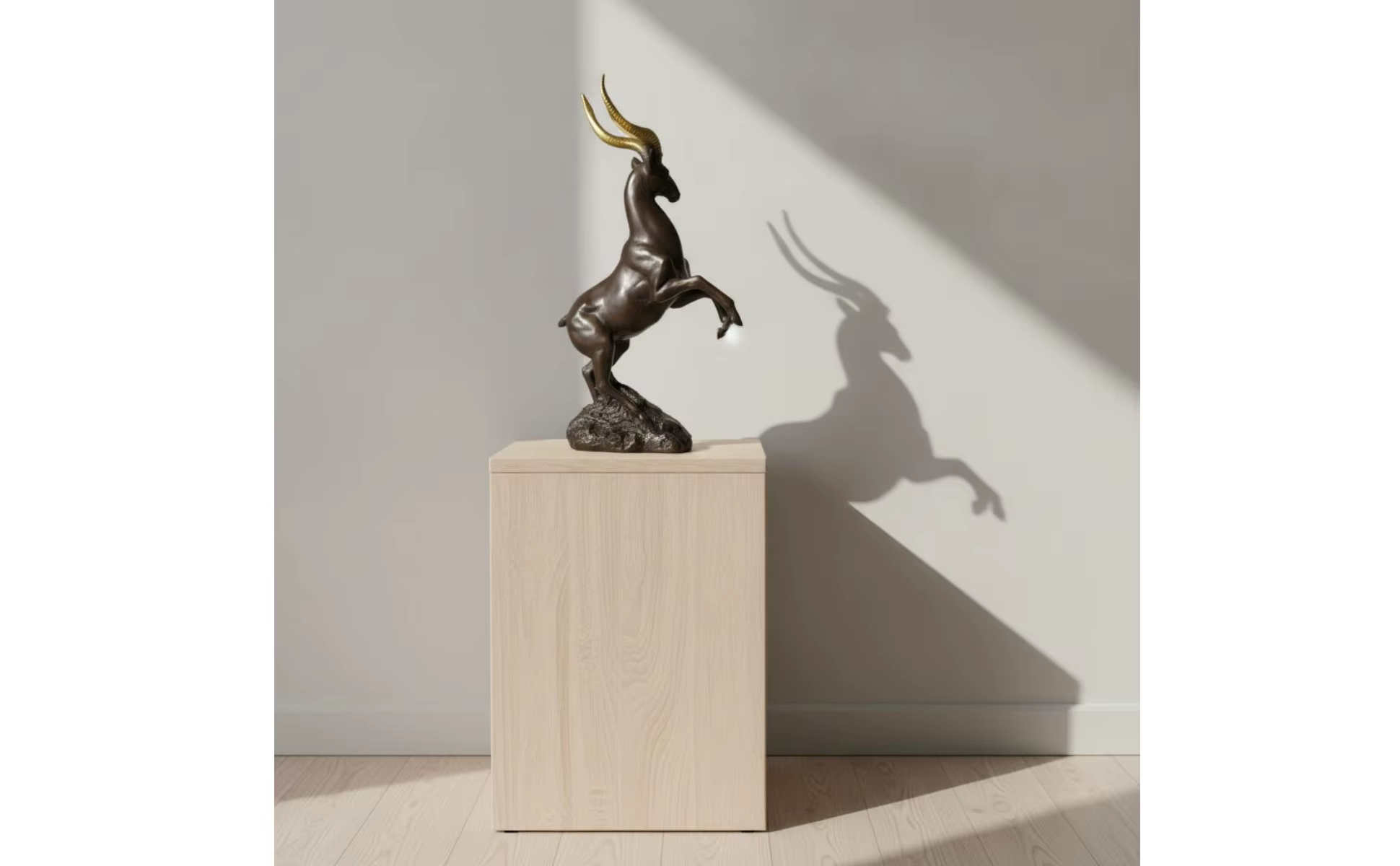 Escultura de animal con acabado metálico bronce y dorado