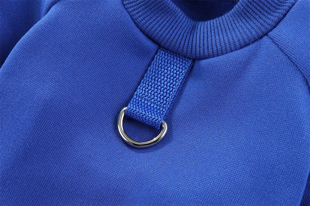 Detalle del tejido y costuras de la sudadera