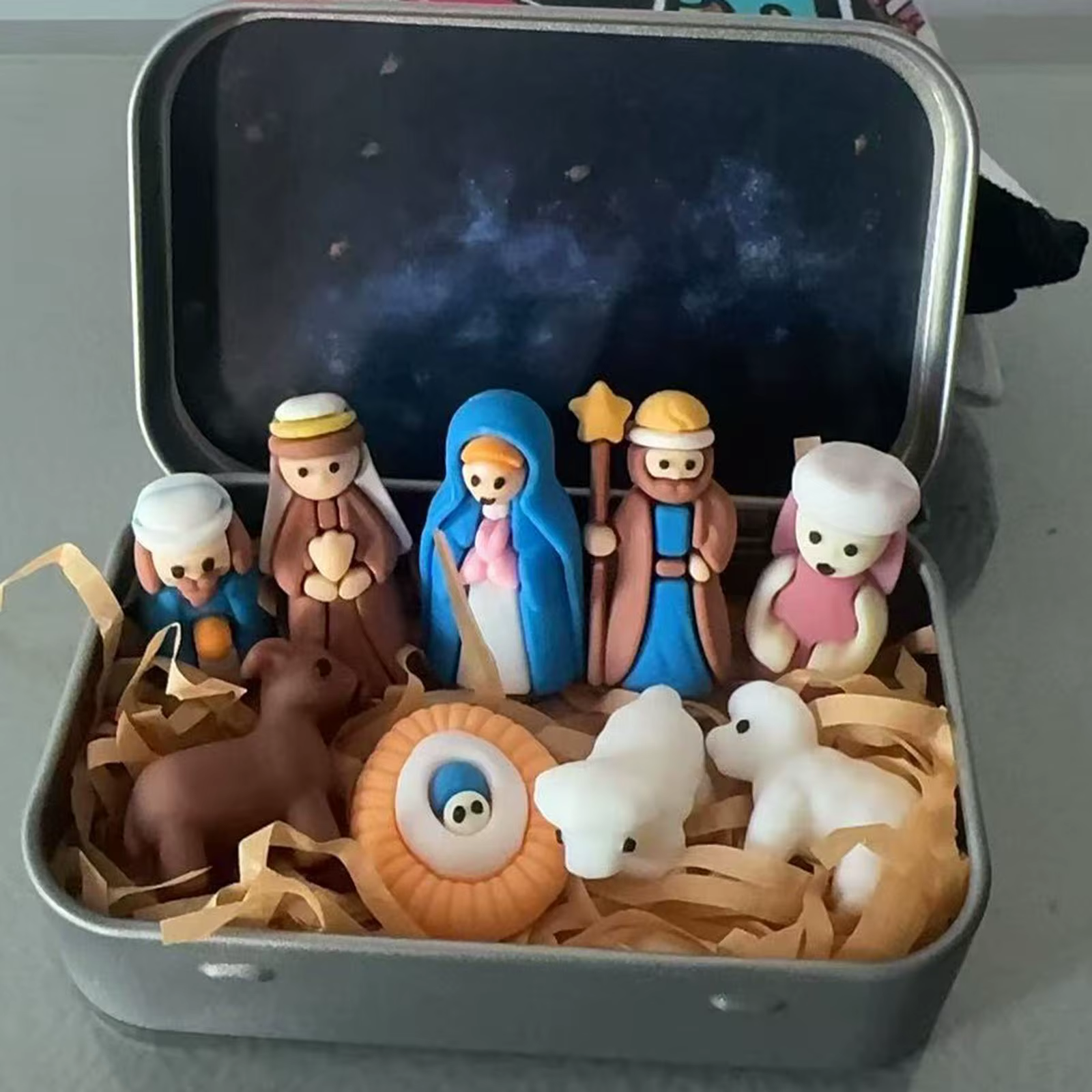 Figuras de la Natividad de resina y hierro vistas frontales