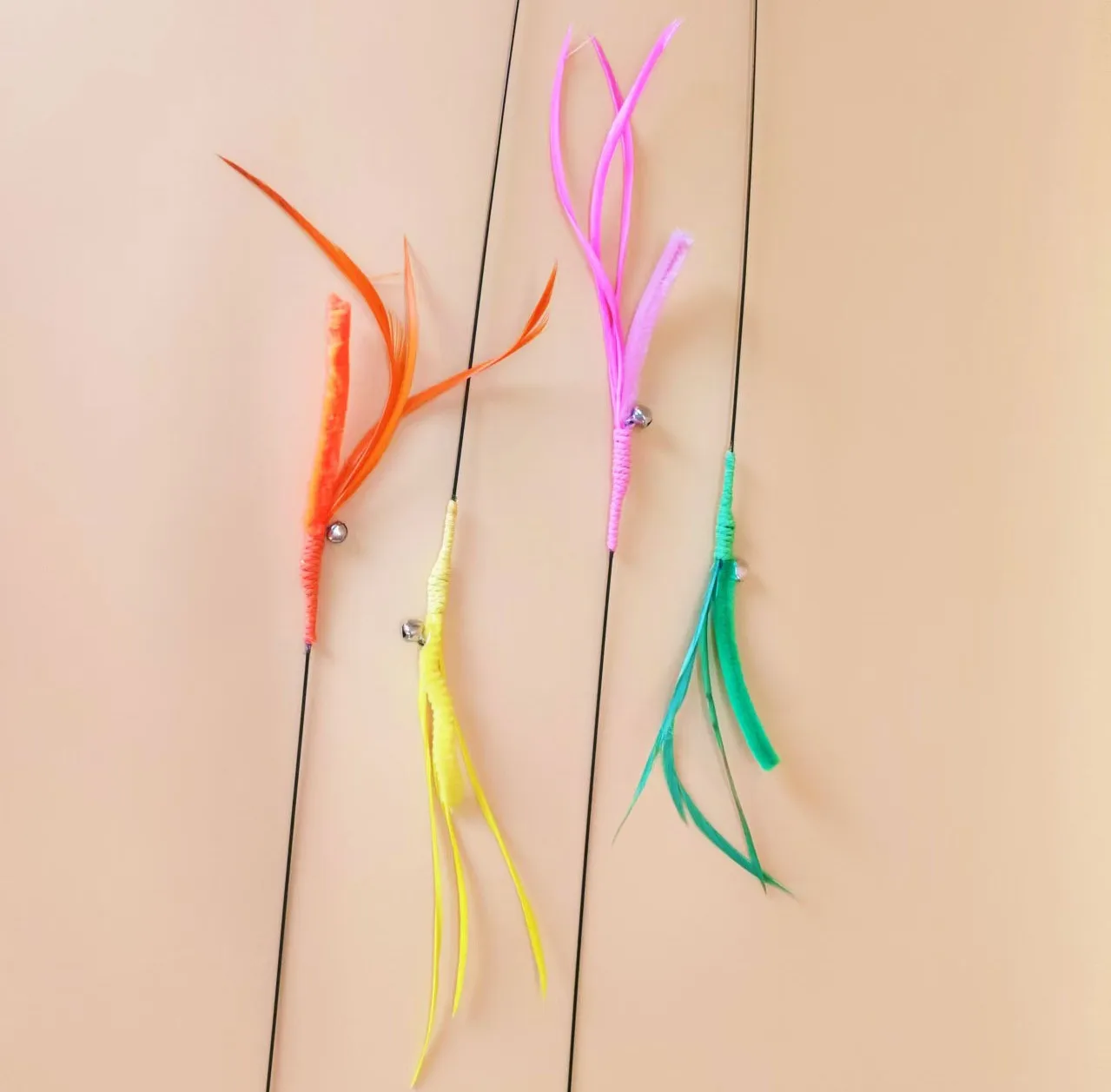 Detalle de plumas y campana del juguete