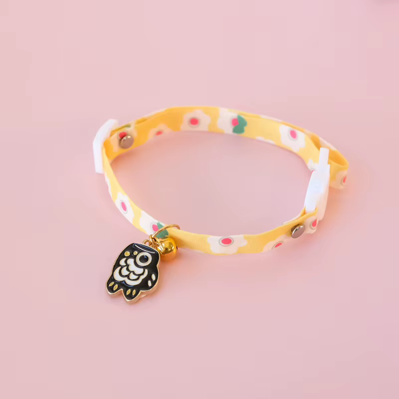 Detalle del collar con cuentas y campana