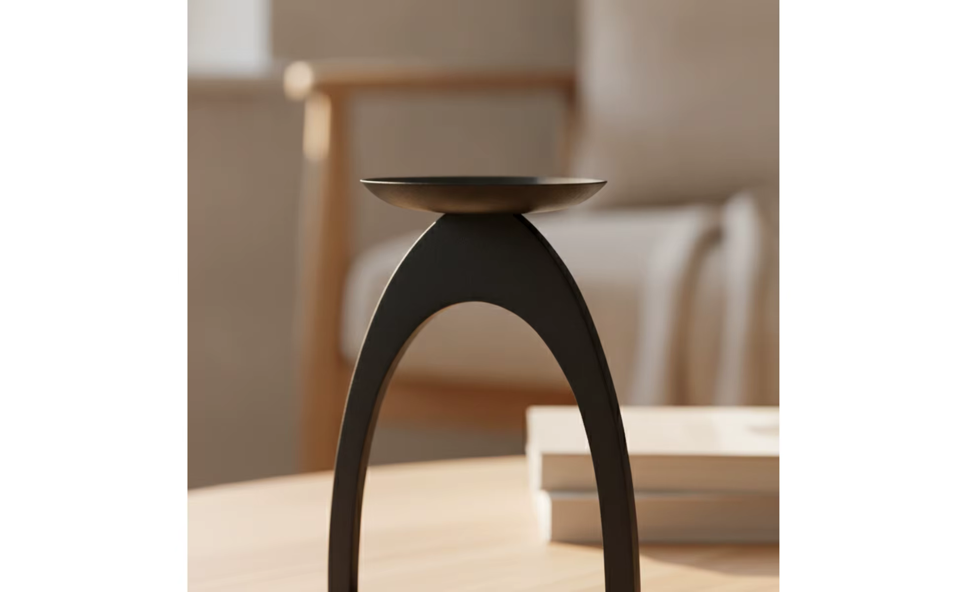 Portavelas minimalista en ambiente de sala de estar