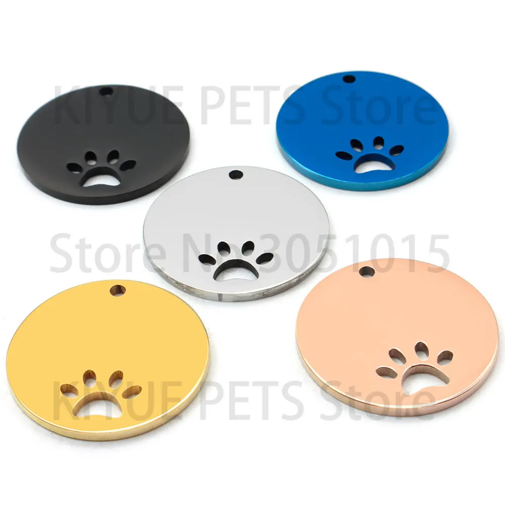 Detalle del diseño redondo con patas de perro caladas