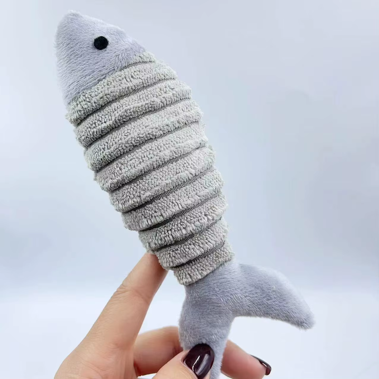 Juguete de peluche con peces y hierba gatera para gatos
