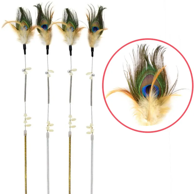 Gato jugando con palo de plumas