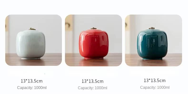 Urna de cerámica con diseño ornamental y tapa