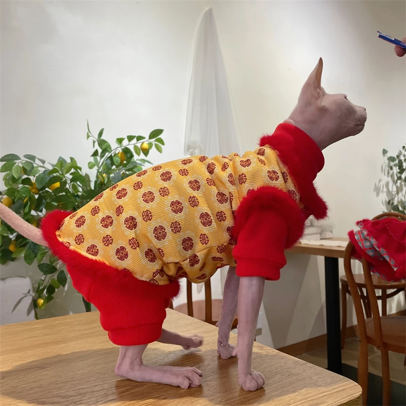Gato midiendo con cinta de tela