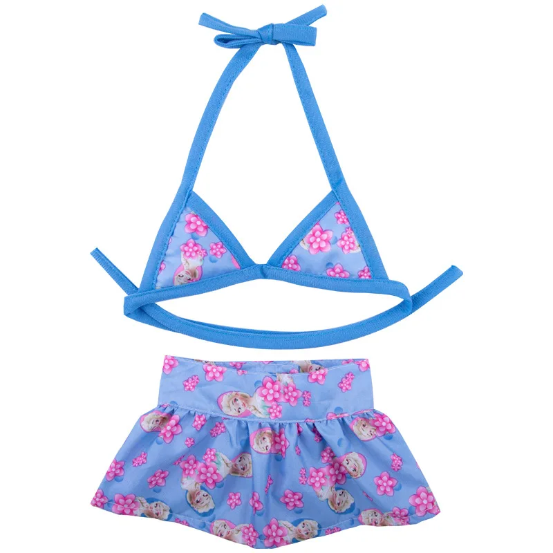 Modelo luciendo traje de baño de peluche